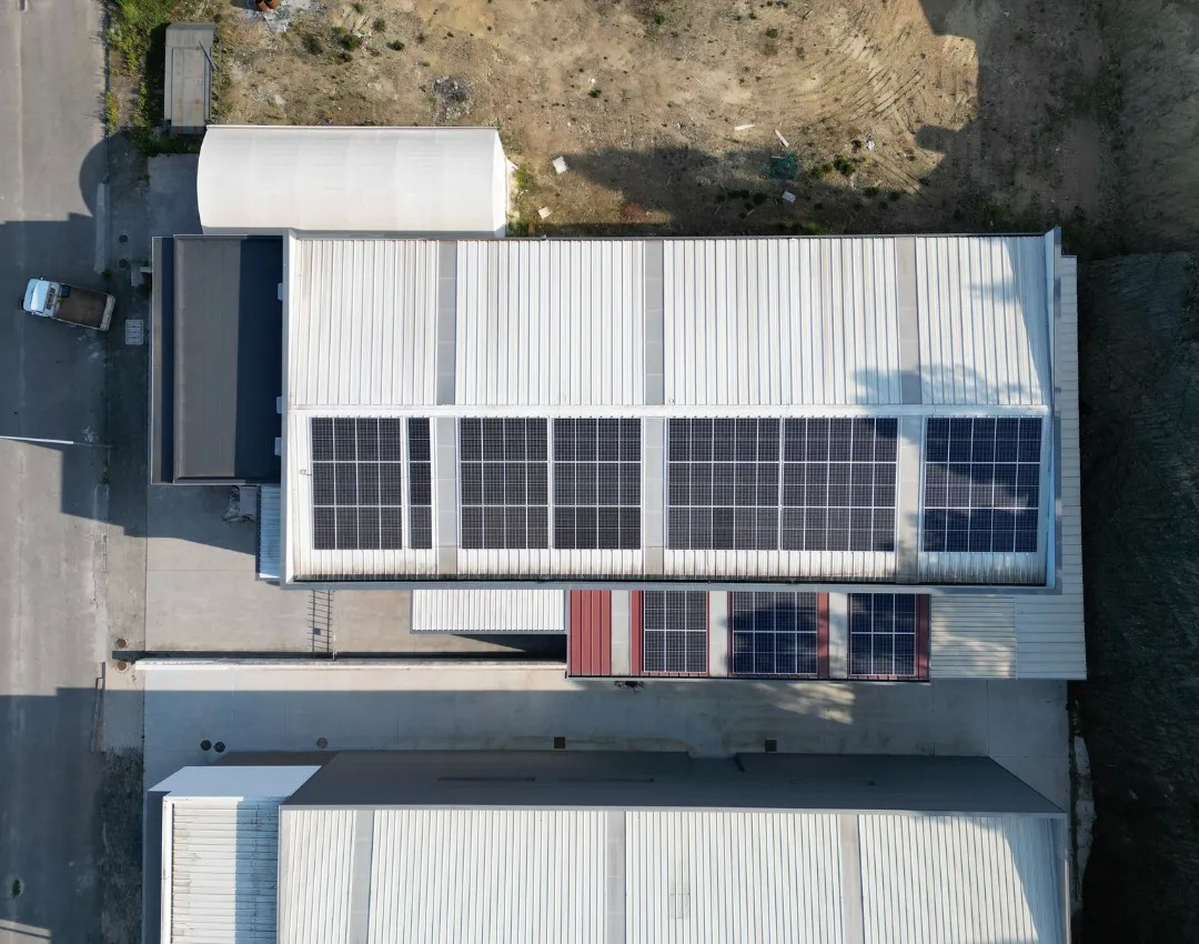 <p>A FerroImport apostou numa solução Huawei constituída por: <br />
<br />
- 104 Painéis solares JA Solar 455Wp;<br />
- Potência total do sistema : 47 320 Wp;<br />
- Produção anual do sistema: 69 000 kWh; <br />
- 10,0 tCO2 ano evitado; <br />
 </p> imagem