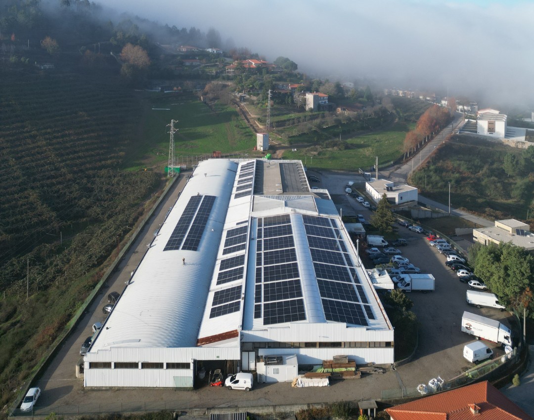 <p>A ConforStep apostou numa solução Huawei constituída por um reforço de instalação:<br />
<br />
- 400 Painéis solares Canadian Solar 550 Wp;<br />
- Potência total do sistema : 220 000 Wp;<br />
- Produção anual do sistema: 319 000 kWh; <br />
- 43,0 tCO2 ano evitado; <br />
<br />
A ConforStep é uma empresa localizada em Barrosas, Porto, especializada no puro artesanato na produção de calçado envolvendo as mais inovadoras soluções tecnológicas refletindo assim um caracter contemporâneo e inovador nos seus produtos. </p>

<p> </p> imagem